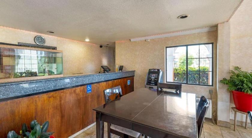 Econo Lodge Moreno Valley Bagian luar foto